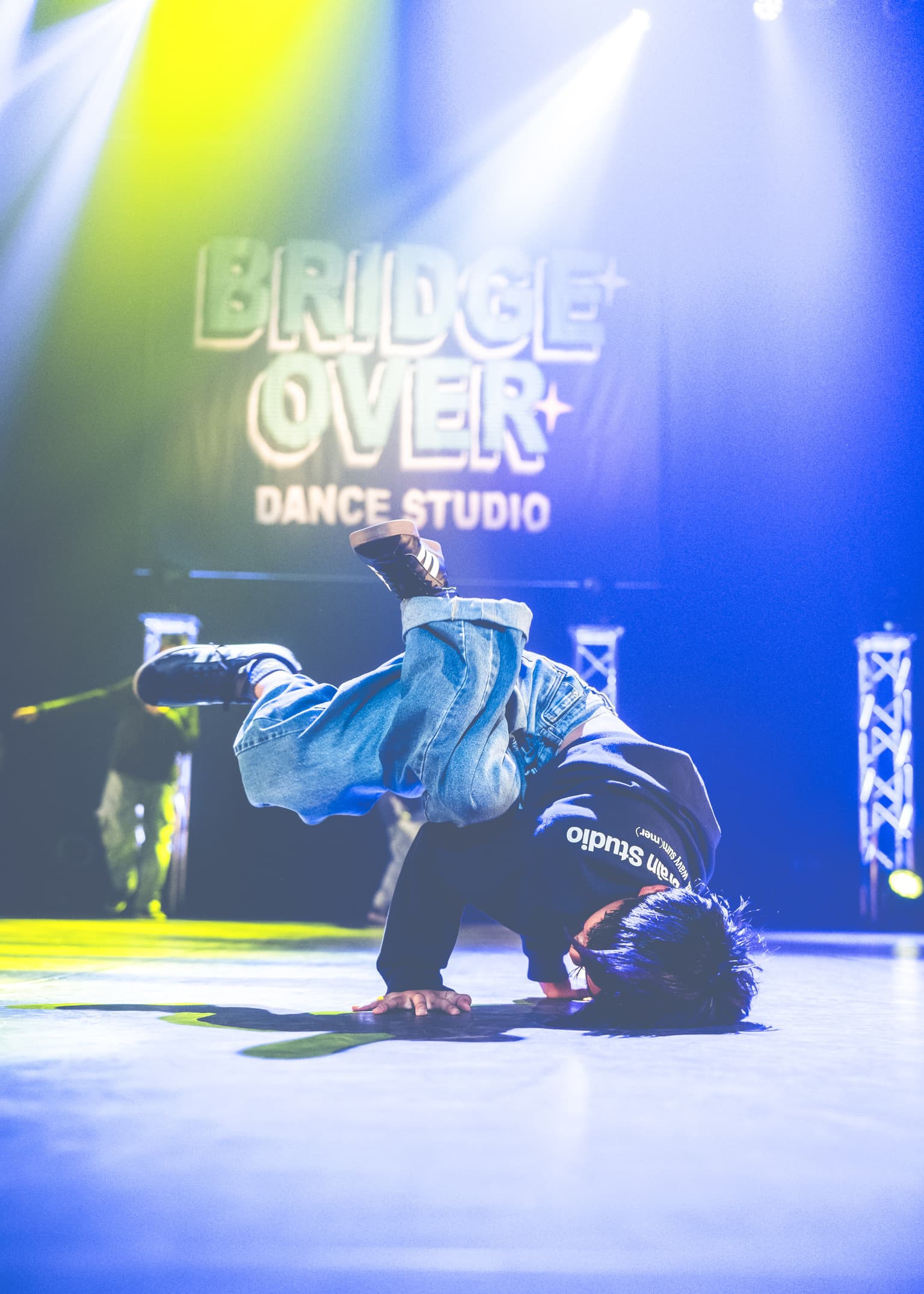 BridgeOver Dance Studio の発表会ステージ